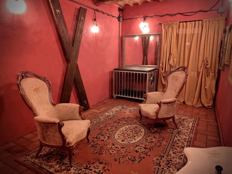 Torre dei Sospiri - Stanza Rossa - croce e poltrone bdsm- Sufia Solis 090325